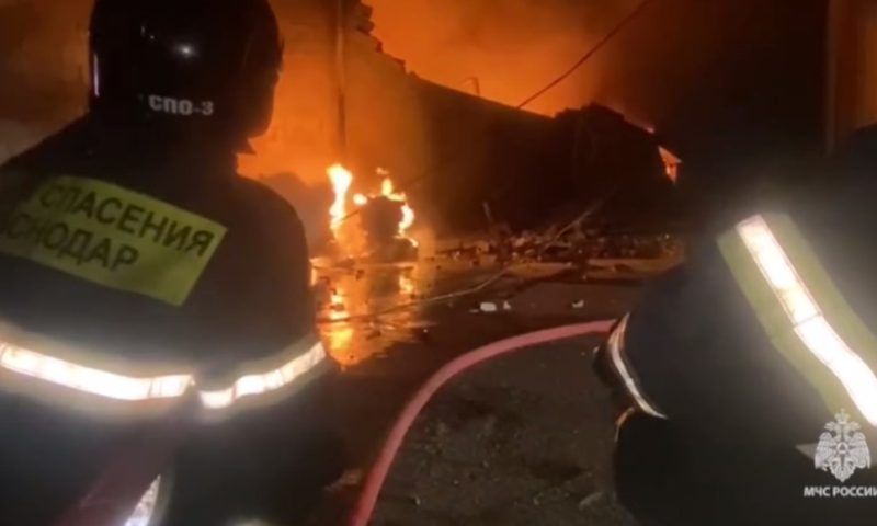 Два ангара на территории завода загорелись в Краснодаре