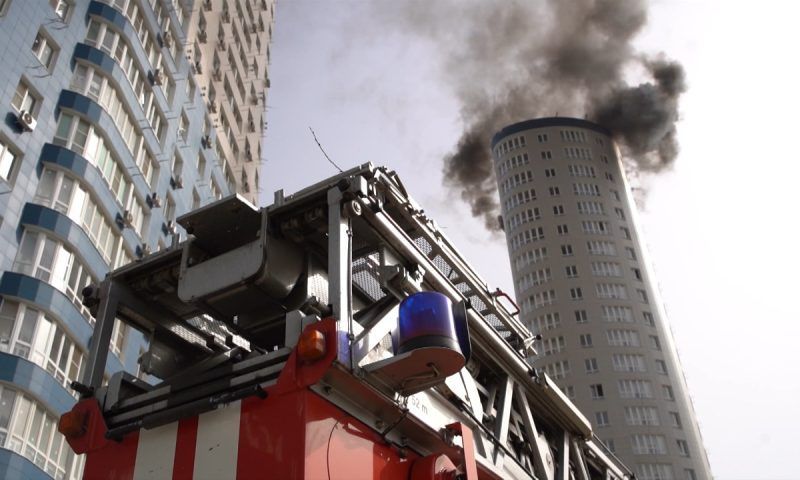 Рабочие бросали материалы: в Краснодаре произошел пожар на крыше строящегося ЖК
