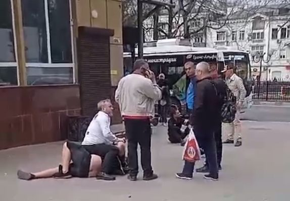 Одного унесли на носилках: несколько человек подрались у рынка в Новороссийске