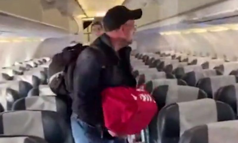 Буйный пассажир ворвался в самолет в Сочи с угрозами взорвать борт