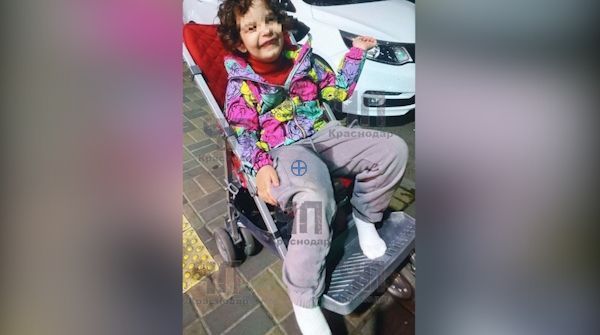 Женщина бросила ребенка-инвалида в коляске ночью на улице в Краснодаре