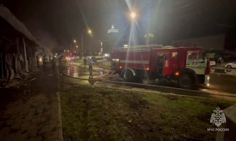 Торговый комплекс загорелся ночью в Ставропольском крае