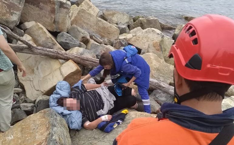 В Туапсе спасатели эвакуировали туристку, упавшую на каменном пляже