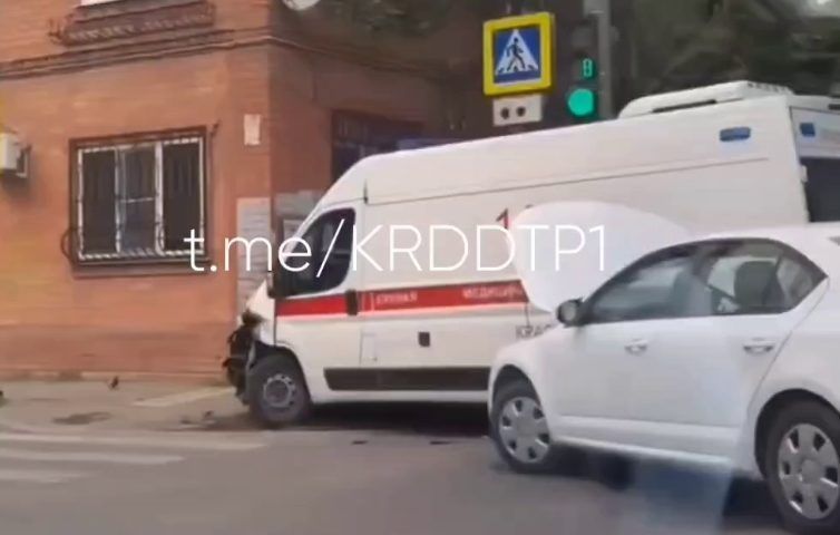 Машина скорой помощи и иномарка столкнулись на перекрестке в Краснодаре