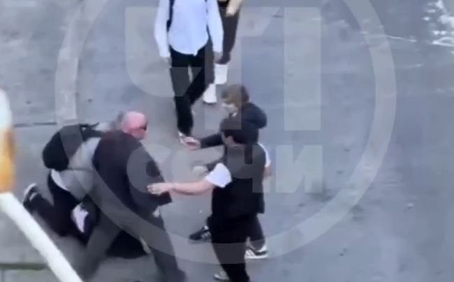 Пенсионеры напали на подростка из-за брошенной бутылки возле многоэтажки в Сочи