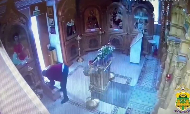 Вскрывшего отверткой ящик с деньгами в храме Краснодара вора-рецидивиста поймали