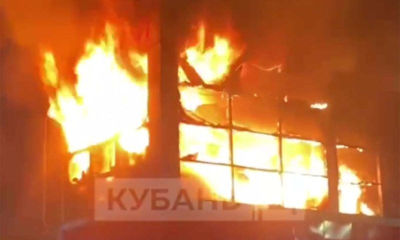 Двухэтажный мебельный центр загорелся ночью в Анапе