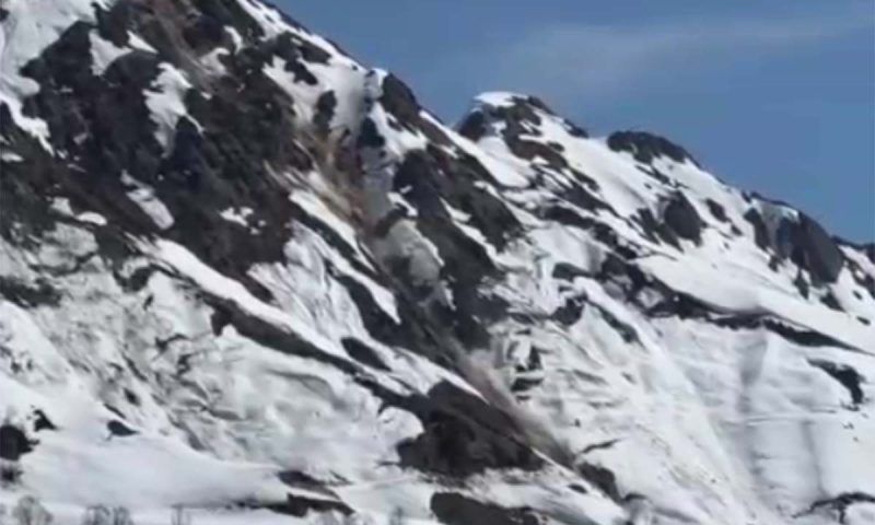 Сход лавины в горах Красной Поляны сняли на видео