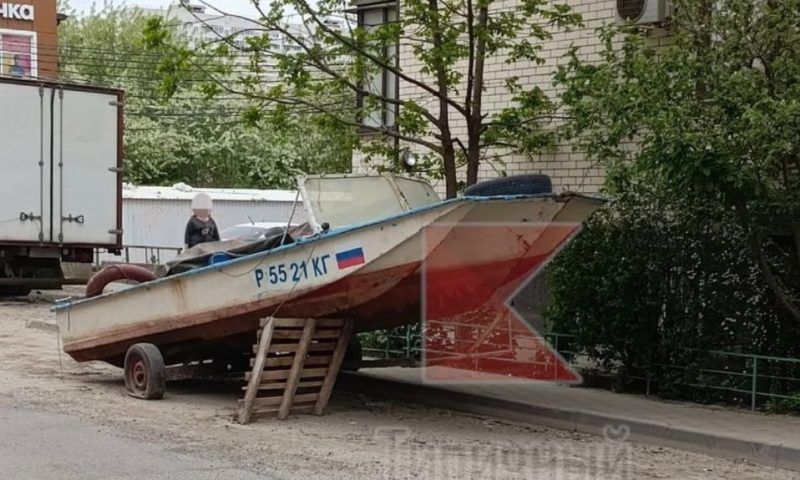 Моторная лодка взбудоражила жителей Музыкального микрорайона в Краснодаре