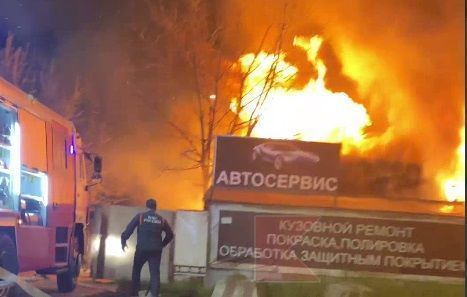 Крупный пожар произошел в автосервисе на востоке Краснодара