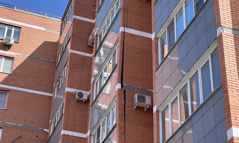 Из-за сильной трещины в многоэтажке в Крымске переселили жильцов двух квартир