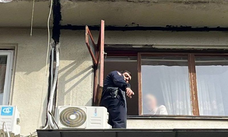 Полицейский спас пожилую женщину, ходившую по козырьку многоэтажки в Сочи
