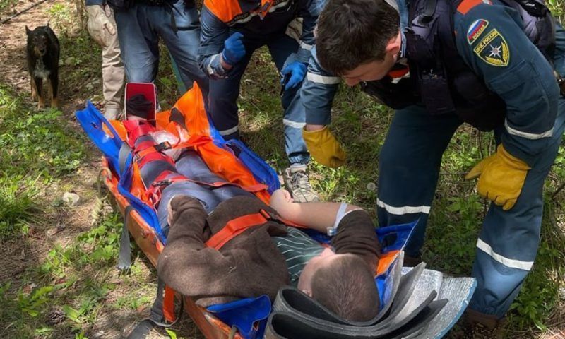 Спасатели вынесли из леса в Сочи парня, сломавшего ногу при сборе валежника