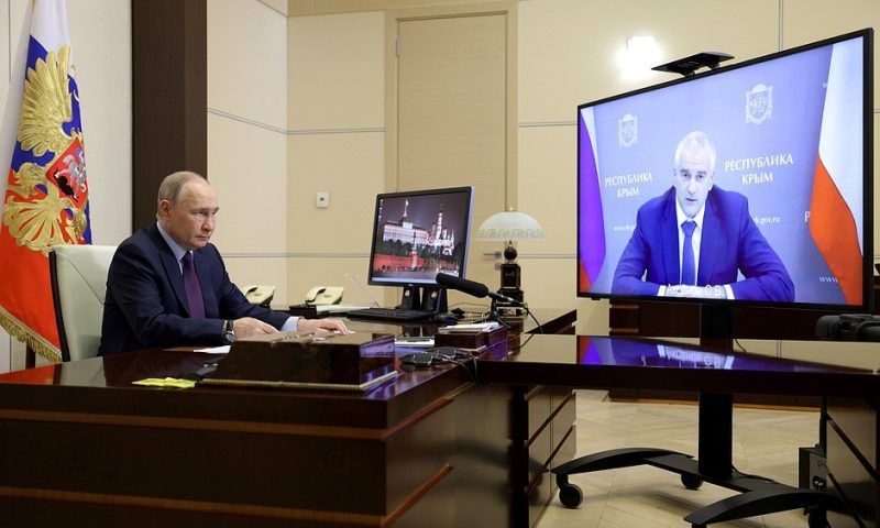 Путин: Крым уверенно и успешно развивается в последние годы