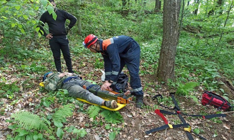 Спасатели 5 км несли на носилках по лесу травмированного мотоциклиста на Кубани