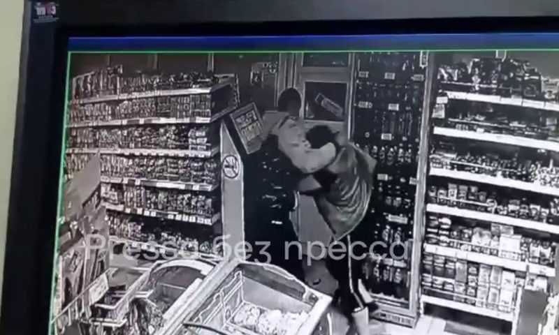 Агрессивный мужчина напал на продавца магазина под Геленджиком