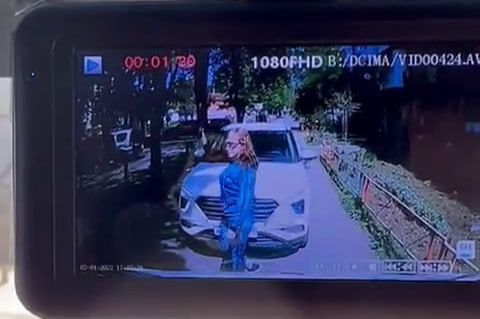 Женщина на машине перегородила путь скорой помощи во дворе дома в Краснодаре