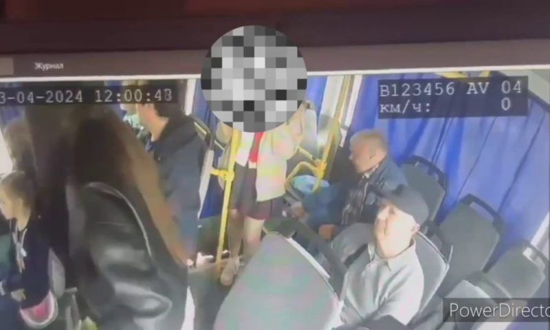 Пенсионер засунул телефон под юбку школьнице в автобусе в Туапсе