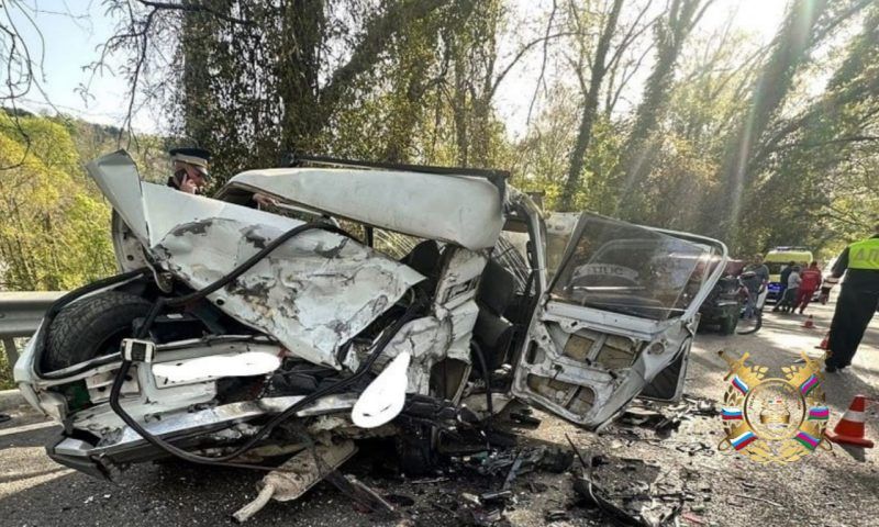 Четыре человека пострадали при столкновении «семерки» и Lexus в Сочи