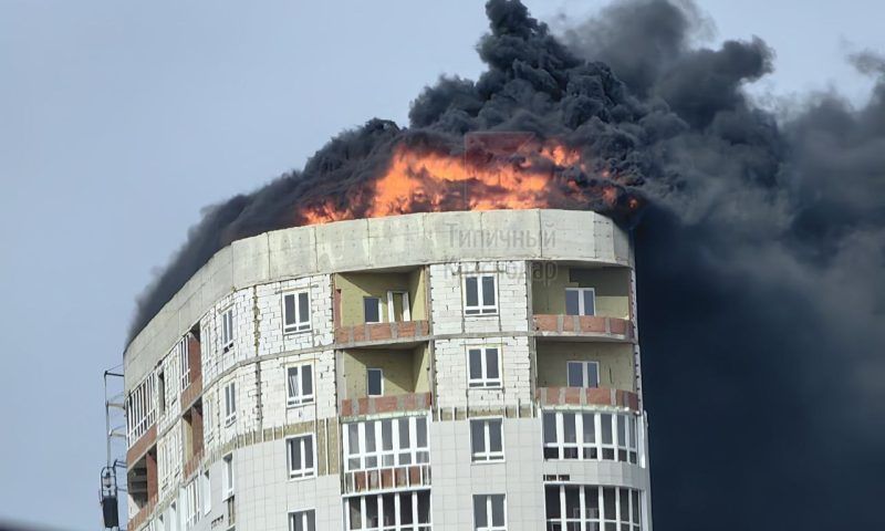 Крыша строящегося ЖК «Фонтаны» горит в Краснодаре