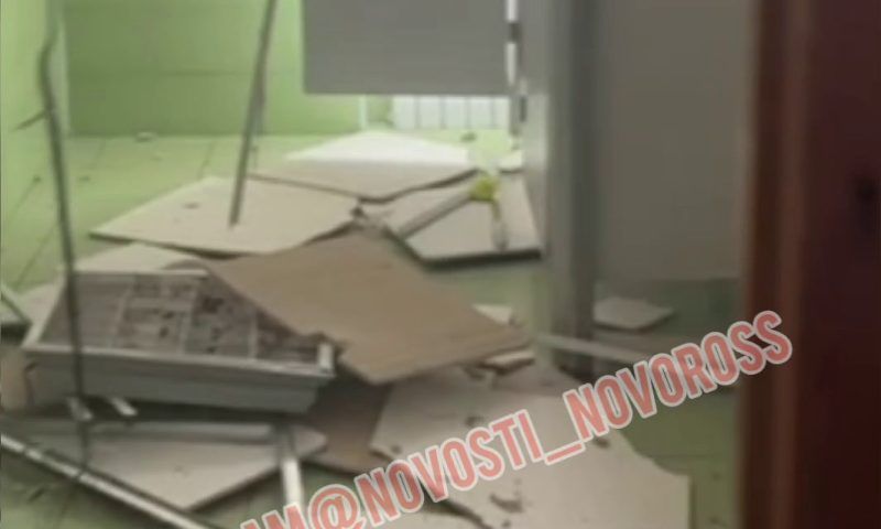 Потолок обвалился на школьников в туалете гимназии в Новороссийске