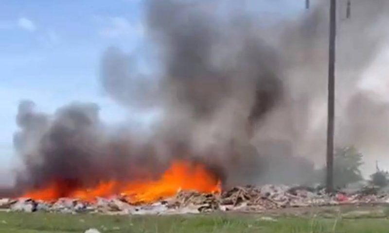 Пожар 300 квадратов: любимая свалка «черных мусорщиков» горит под Краснодаром
