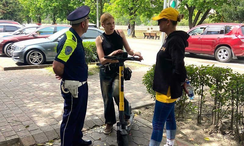 Брошенные электросамокаты в мае начнут эвакуировать в Сочи