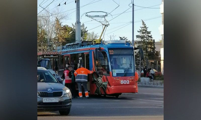 Движение трамваев около КубГТУ в Краснодаре остановилось из-за схода вагона