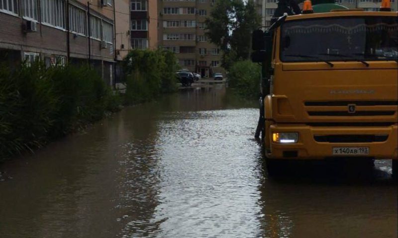 Улицы Краснодара подтопило после мощного ливня
