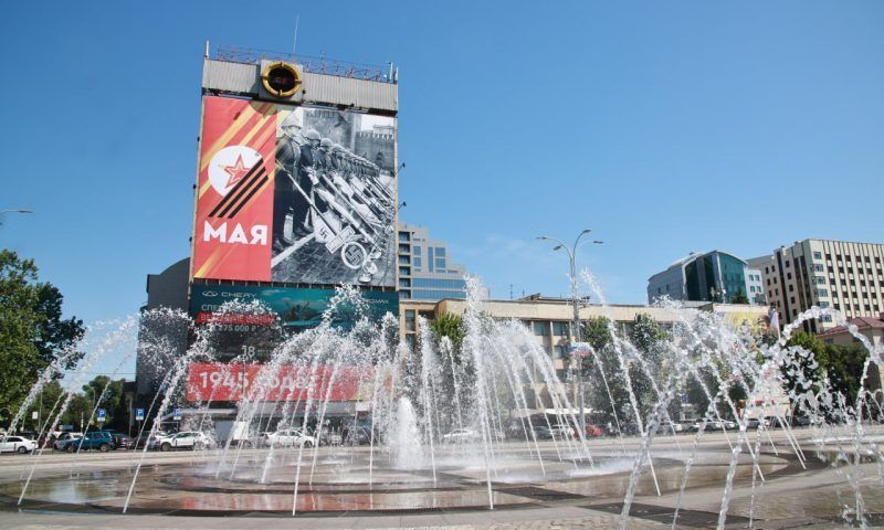 Улицы Краснодара украсили ко Дню Победы