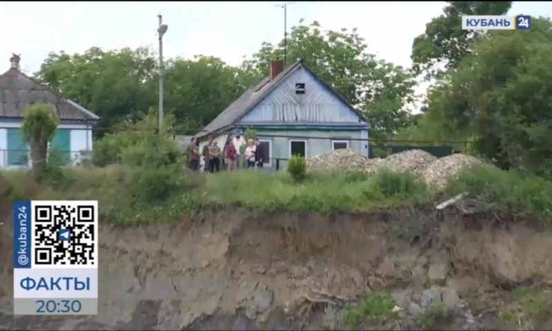 Обвал грунта у реки возле жилых домов тревожит жителей Апшеронска. «Факты»