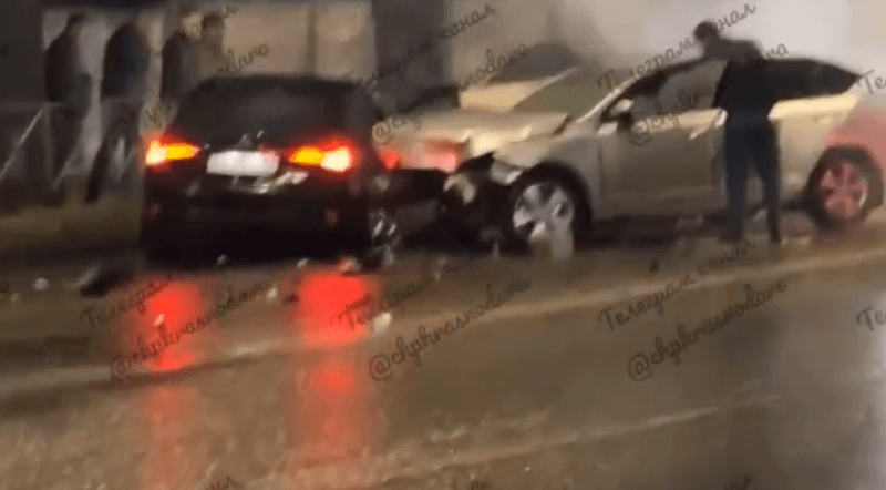 Lexus протаранил две иномарки и влетел в ограждение возле КубГАУ в Краснодаре