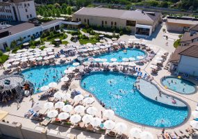 Топ-5 пляжных клубов с бассейнами в Краснодаре