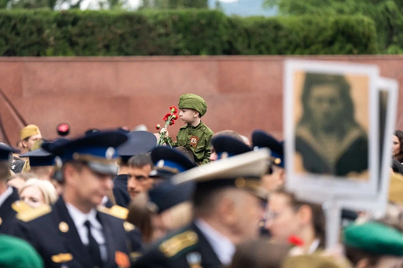 В Сочи 5 тыс. человек возложили цветы на главном воинском мемориале