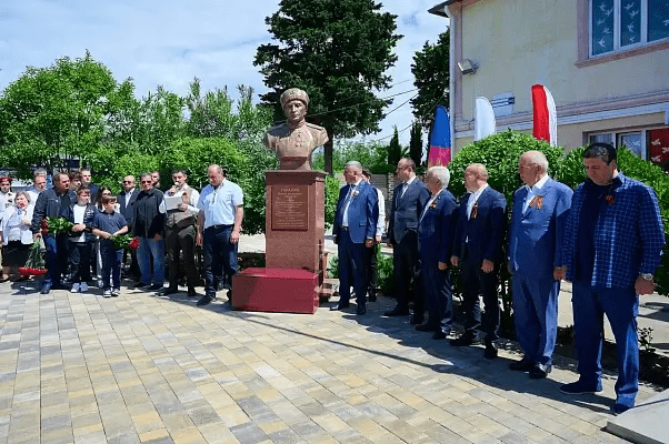 Бюст Героя СССР Ерванда Гараньяна торжественно открыли в Сочи