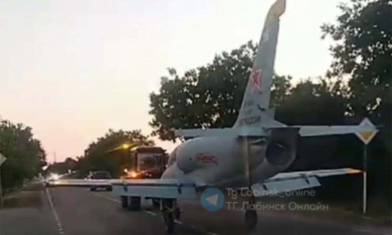 В Лабинск доставили макет военного самолета для мемориала на площади Победы