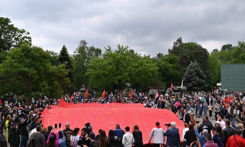 Огромное Знамя Героев развернули в парке имени 30-летия Победы в Краснодаре