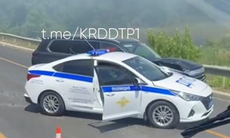 Патрульная машина ДПС и внедорожник столкнулись в Кропоткине