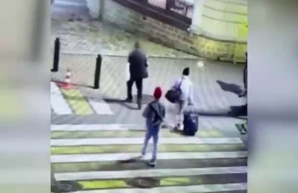 Двое приезжих отняли у школьника сумку и кепку на улице в Сочи