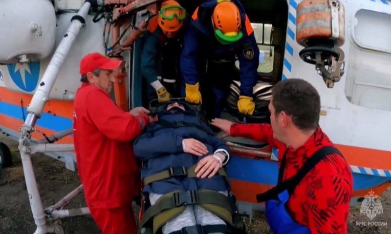 В Сочи спасатели вертолетом эвакуировали троих туристов с горы Малый Тхач