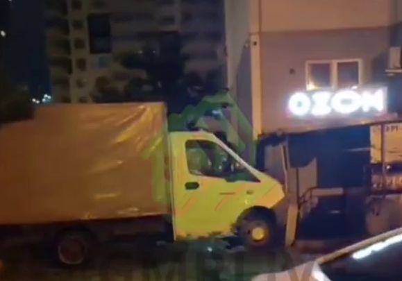 Пьяный водитель «Газели» сбил деревья и врезался в угол многоэтажки в Краснодаре