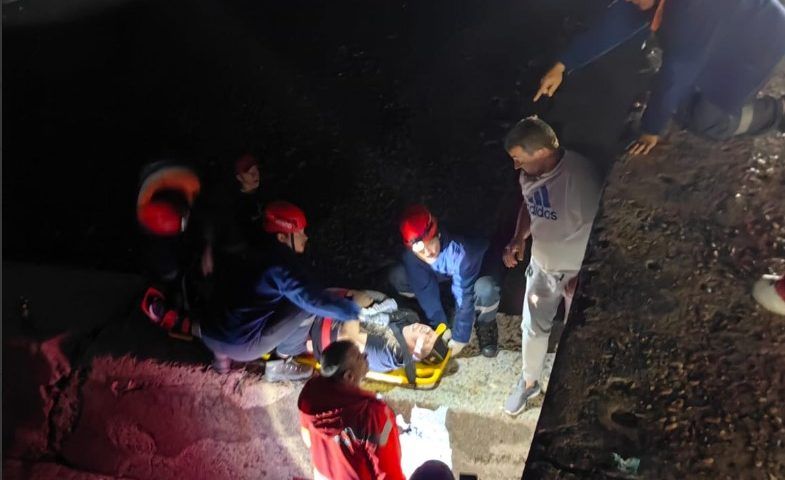 Спасатели на носилках вытащили мужчину весом 120 кг, упавшего с парапета в Сочи