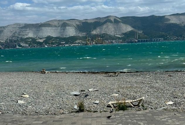 Пляжи Новороссийска расчищают от мусора после сильного шторма