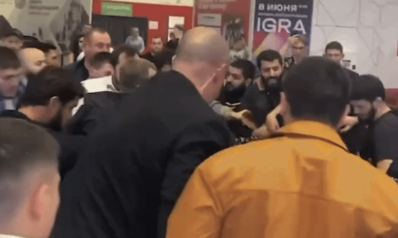 Бойцы ММА устроили массовую драку на пресс-конференции после турнира в Сочи