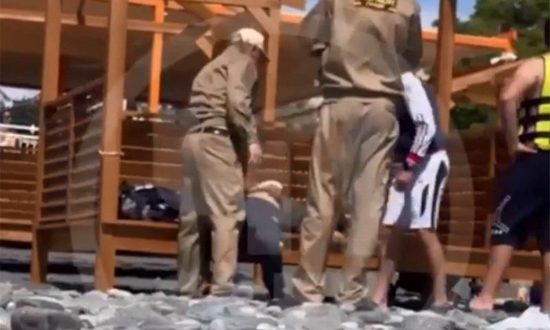 Мужчина нокаутировал отдыхающего на пляже в Сочи