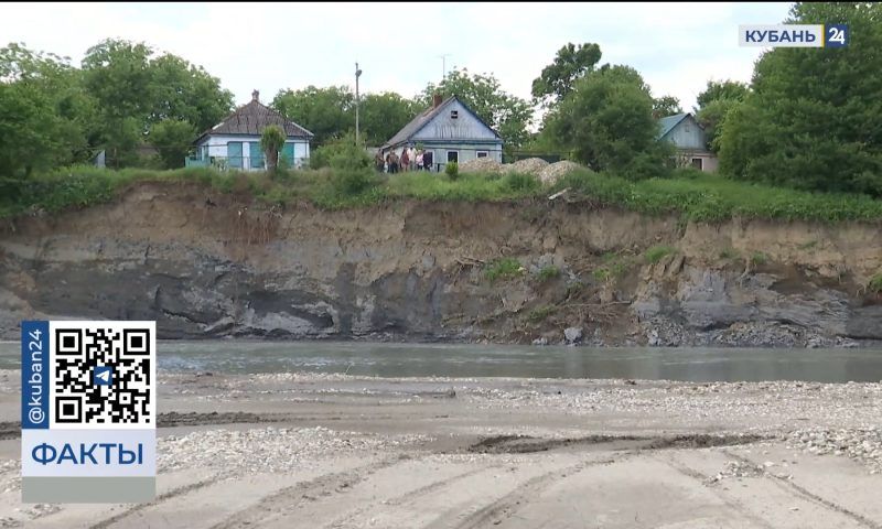 Жители Апшеронска беспокоятся, что их дома обрушатся в реку из-за обвала грунта