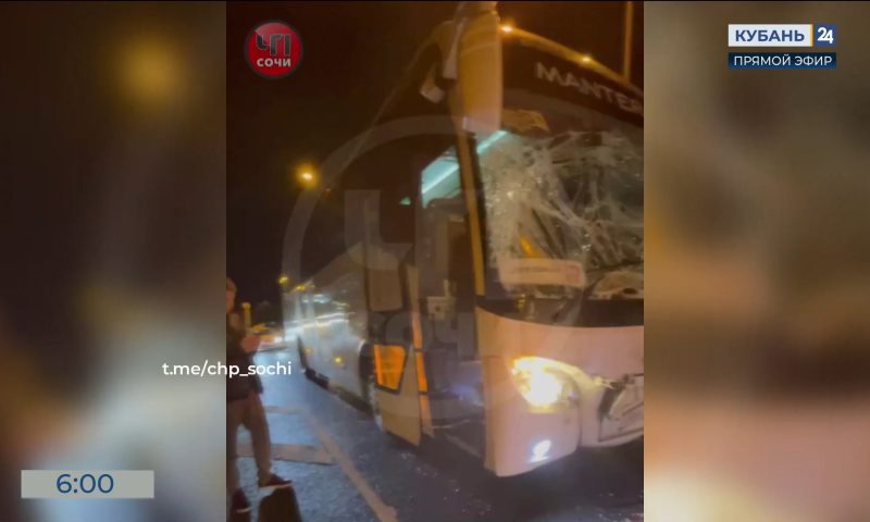 Два пассажирских автобуса столкнулись около аэропорта Сочи