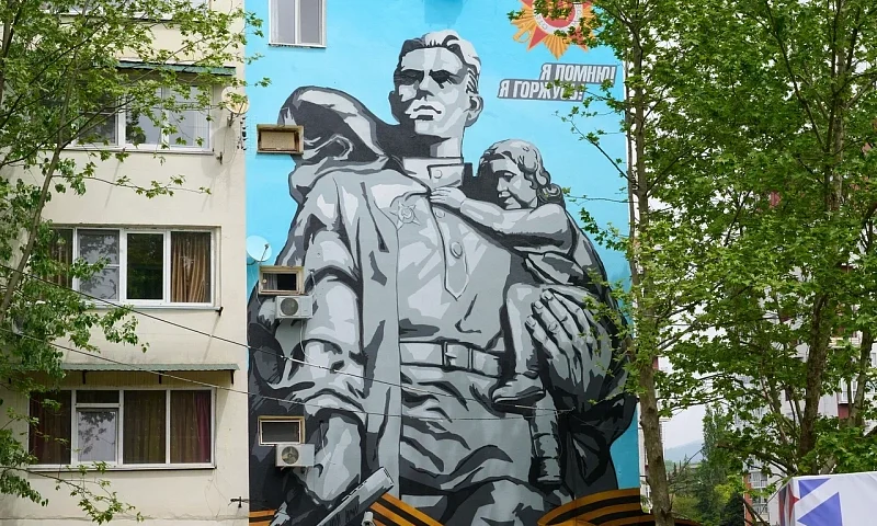 В Сочи ко Дню Победы мемориальный комплекс украсил 19-метровый мурал