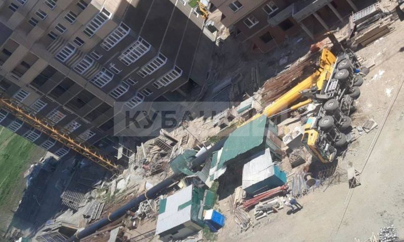 Строительный кран рухнул на площадке в Краснодаре