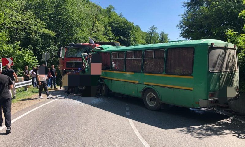 Водитель вахтового автобуса погиб в ДТП с грузовиком в Краснодарском крае